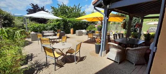 Hôtel pour 3 personnes, avec jardin ainsi que vue et piscine à Juliénas