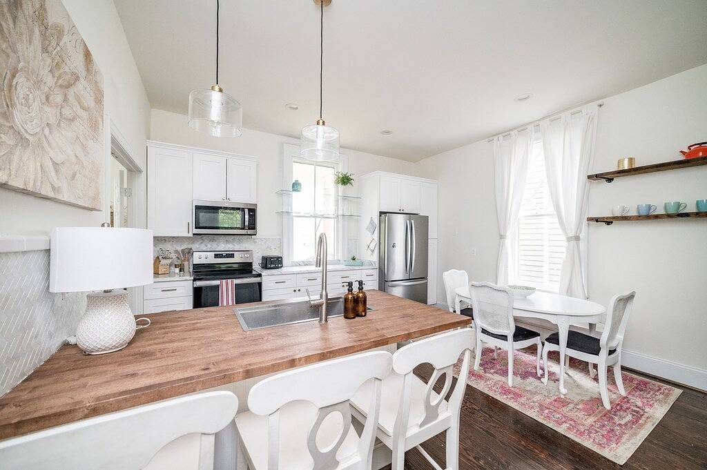 Historic Beauty in ❤️ of Downtown. Fam & Pet Friendly. 5 miles to Liberty. in Lynchburg, Virginia