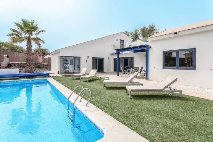 Villa Maliva con Wi-Fi, Jardín, Balcón, Terraza y Piscina; Aparcamiento disponible in Lajares, La Oliva