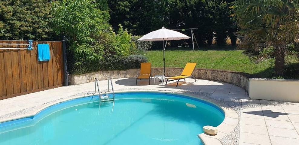 Location de vacances pour 5 personnes, avec jardin ainsi que piscine et vue à Coulx - 2