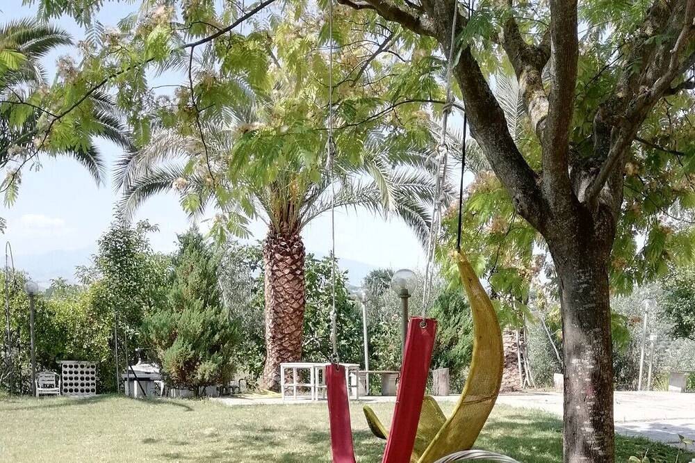 Landhaus von grünen Palmen Oleander,Olivenbäume und Weinbergen umgeben in Monsampolo del Tronto, Ascoli Piceno Provinz