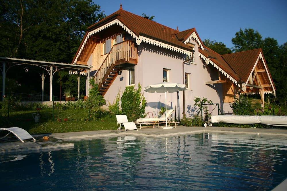 Gîte dans site remarquable, au calme avec vue exceptionnelle in Aiguebelette-le-Lac, Région de Chambéry