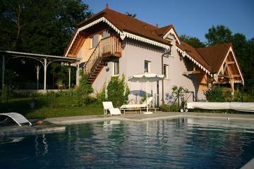 Gîte pour 2 personnes, avec terrasse ainsi que jardin et jacuzzi dans Lac d'Aiguebelette