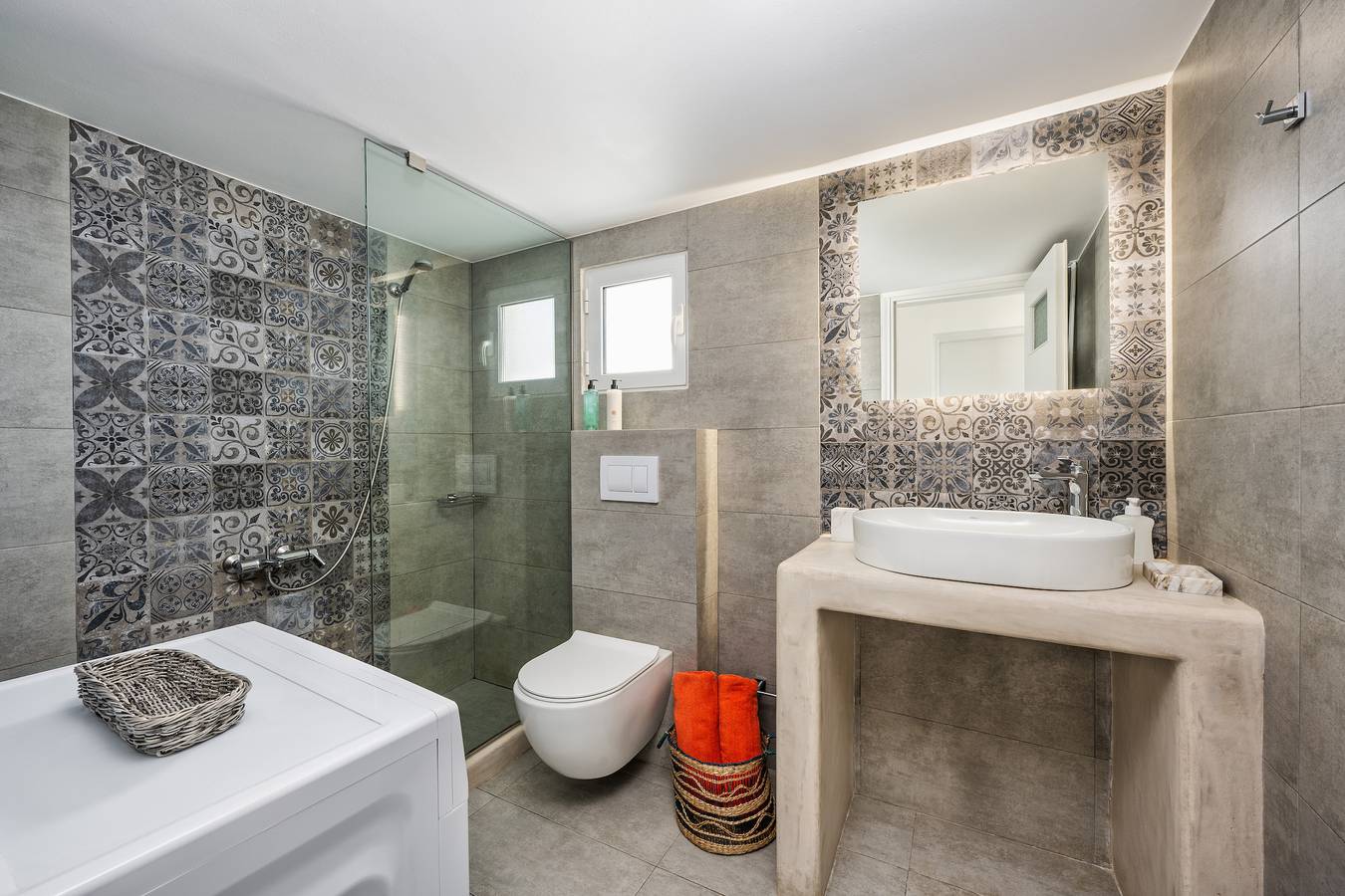 Entire holiday apartment, Downton Fira 2-Bed Apt, Sleeps 6, Pet Friendly in Firostefani, Thera