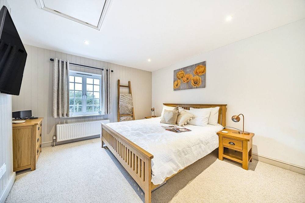 West Wittering Rosemary Cottage – Sleeps 5, Nr Beach, Parking & Family Friendly in West Wittering Beach, West Wittering