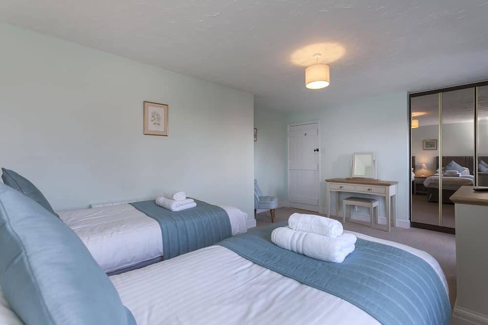The Kelling -  a self catering cottage that sleeps 6 guests  in 3 bedrooms in Blakeney, Norfolk Coast