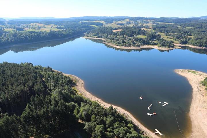 Location de vacances pour 24 personnes, avec Terrasse ainsi que Piscine et Vue à Lapte - 3