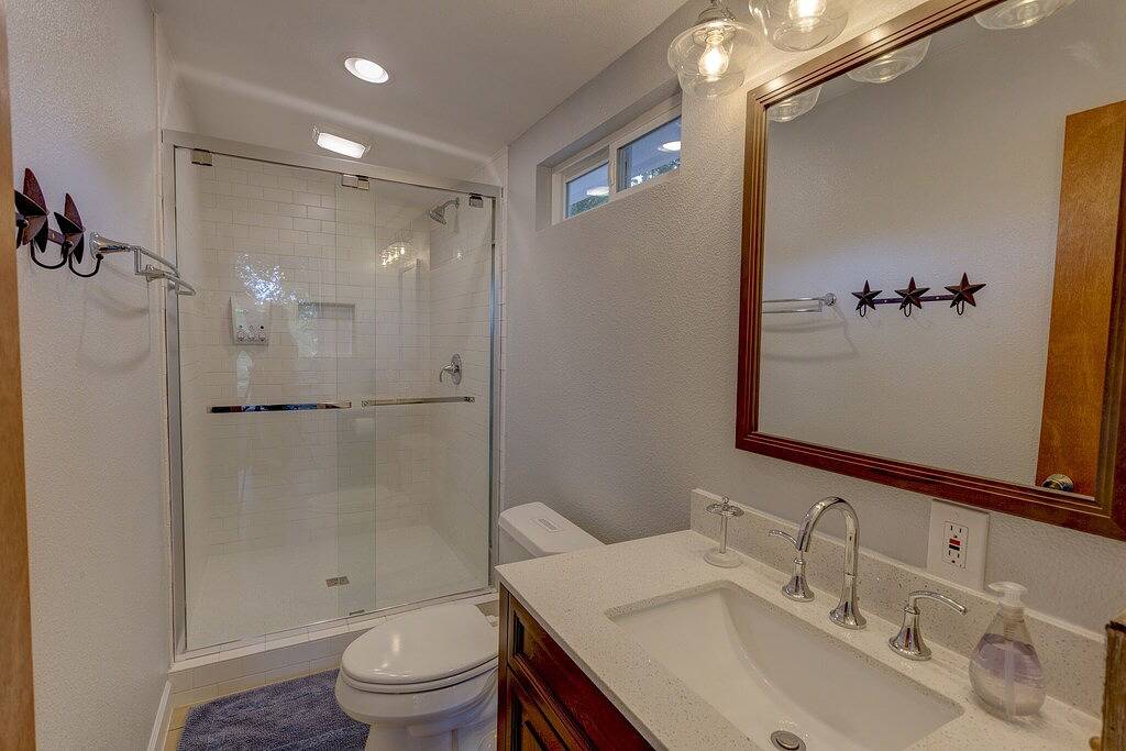 Malerisches Haus am Flussufer auf einer ruhigen Strecke von Guadalupe - Wasserfall vor einer riesigen Veranda in Comal County