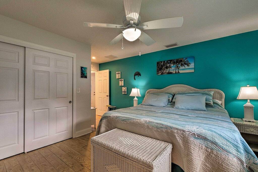 Neu! Buntes Haus am Kanal mit Bootsanlegestelle und Garten! in Homosassa, Citrus County