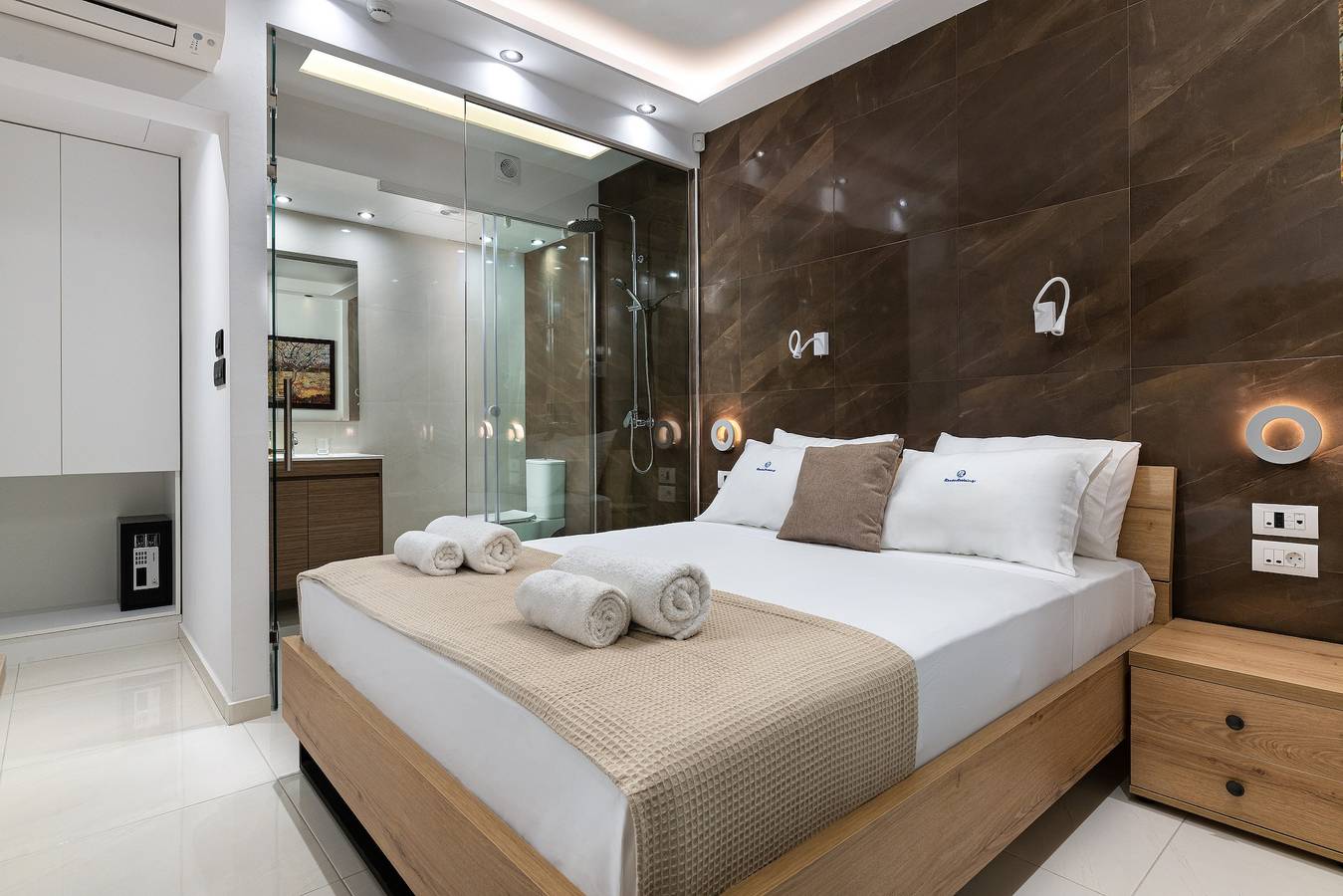 Entire apartment, Rhodes Skyline Suite with In Door Jacuzzi Sea View in Rhodos City, Rhodes