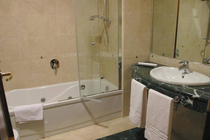 Hôtel pour 3 personnes, avec Balcon ainsi que Terrasse et Piscine à Ciudad Real - 4