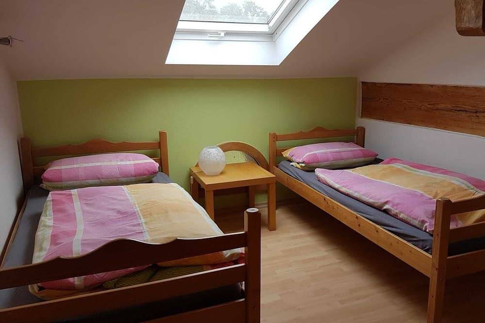 Ganze Wohnung, Ferienwohnung 2 im Dachgeschoss, 2 - 4 Pers.,  70 qm, mit 2 sep. Schlafzimmern in Grabenstätt, Chiemsee