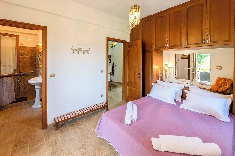 Odyssey's Palace - Escape in Mythical Ithaca in Platrithias, Greece