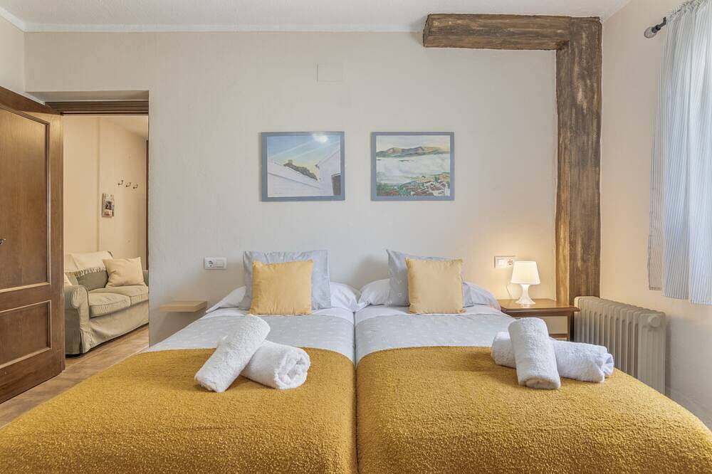 Entire apartment, Apartment 'Los Cuatro Vientos' with Wi-Fi in Zahara de la Sierra, White Villages