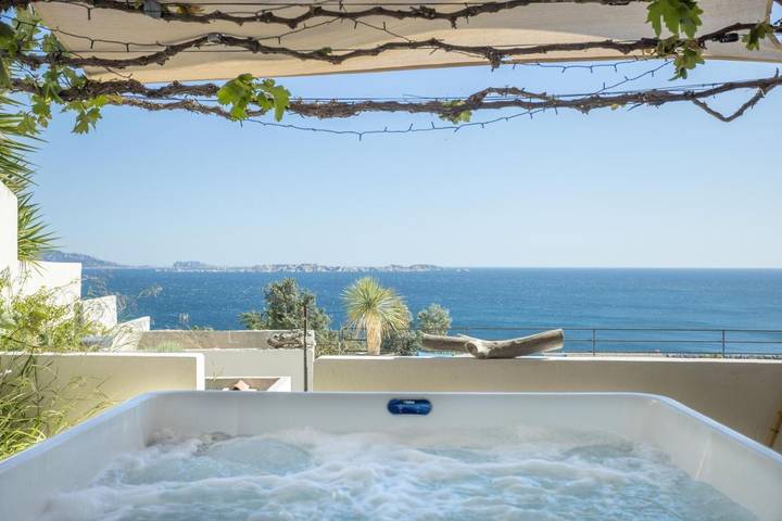 Pension voor 2 personen, with Whirlpool and Terras as well as Tuin and Zwembad in Marseille
