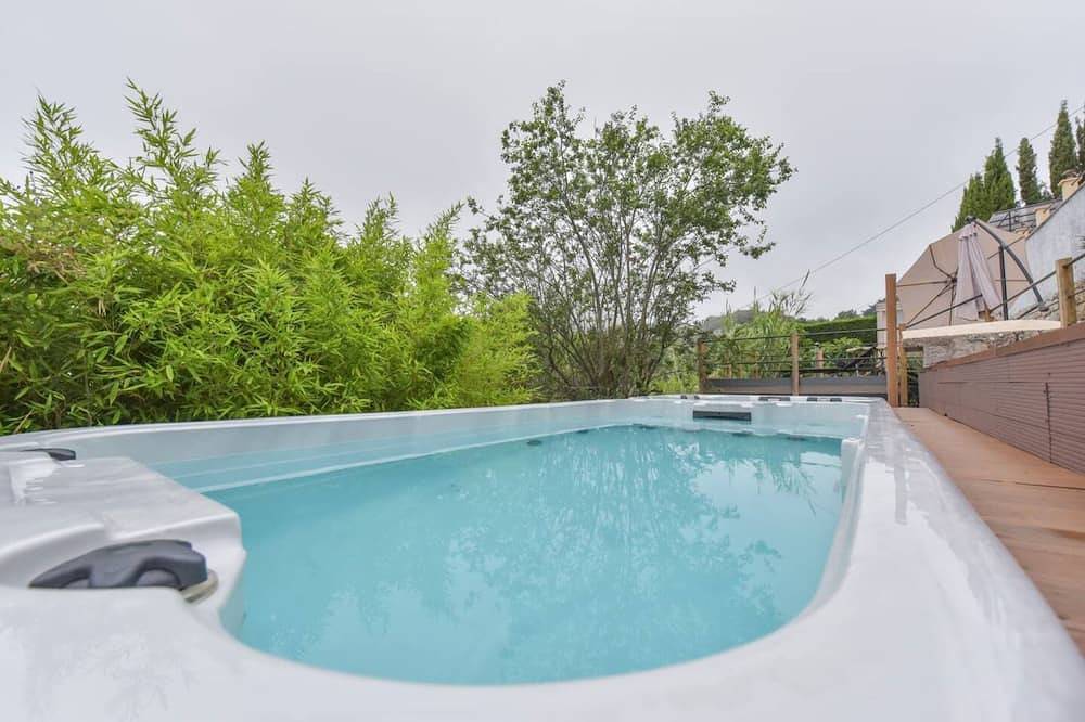 Monaco|Castle Villa: Pool & Skyview in La Turbie, Côte méditerranéenne (France)