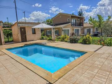 Cottage pour 8 personnes, avec piscine ainsi que terrasse et jardin à Volonne