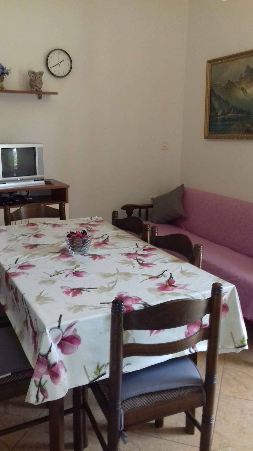 Apartamento vacacional entero, Apartamento vacacional con jardín y barbacoa  in Kukljica, Uglijan