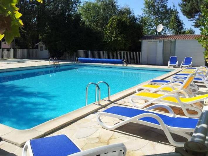 Camping pour 4 personnes, avec Terrasse et Bassin pour enfant