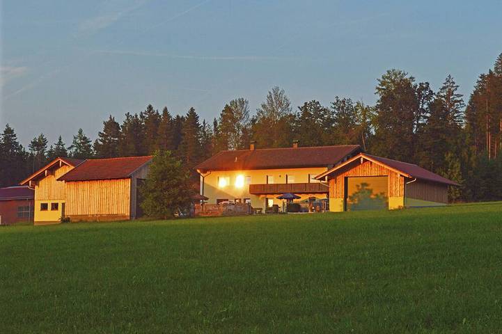 Ferienwohnung für 4 Personen, mit Balkon und Terrasse sowie Garten in Neukirchen beim Heiligen Blut