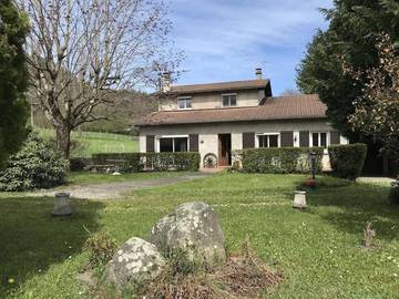 Gîte pour 8 personnes, avec terrasse ainsi que vue et jardin à Esbareich