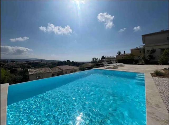 Appart’hôtel pour 4 personnes, avec jardin ainsi que vue et piscine