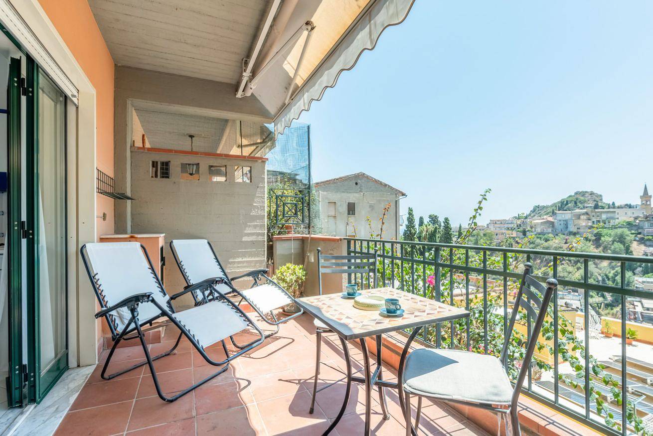 Entire apartment, Romantic Retreat in Taormina in Taormina, Messina Province