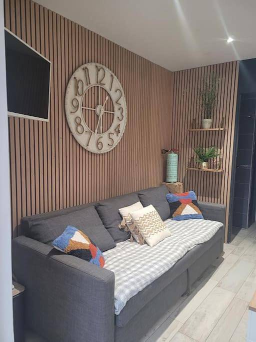 Appartement entier, Studio Cosy " La Tarente Dorée " in Fréjus, Côte méditerranéenne (France)