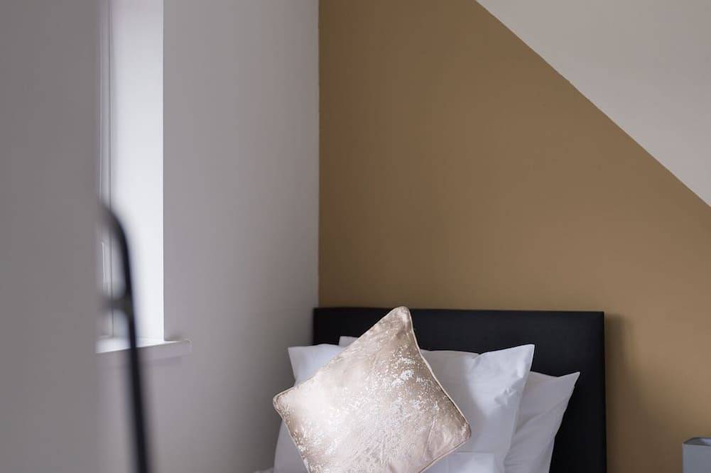 Perfect for Contractors & Families + Free Parking! in Stafford, Staffordshire