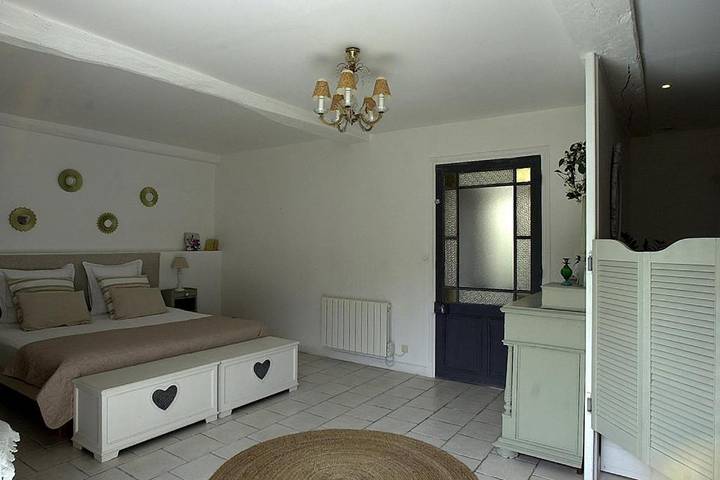 Location de vacances pour 7 personnes, avec jardin ainsi que vue et piscine à Les Ormes - 3