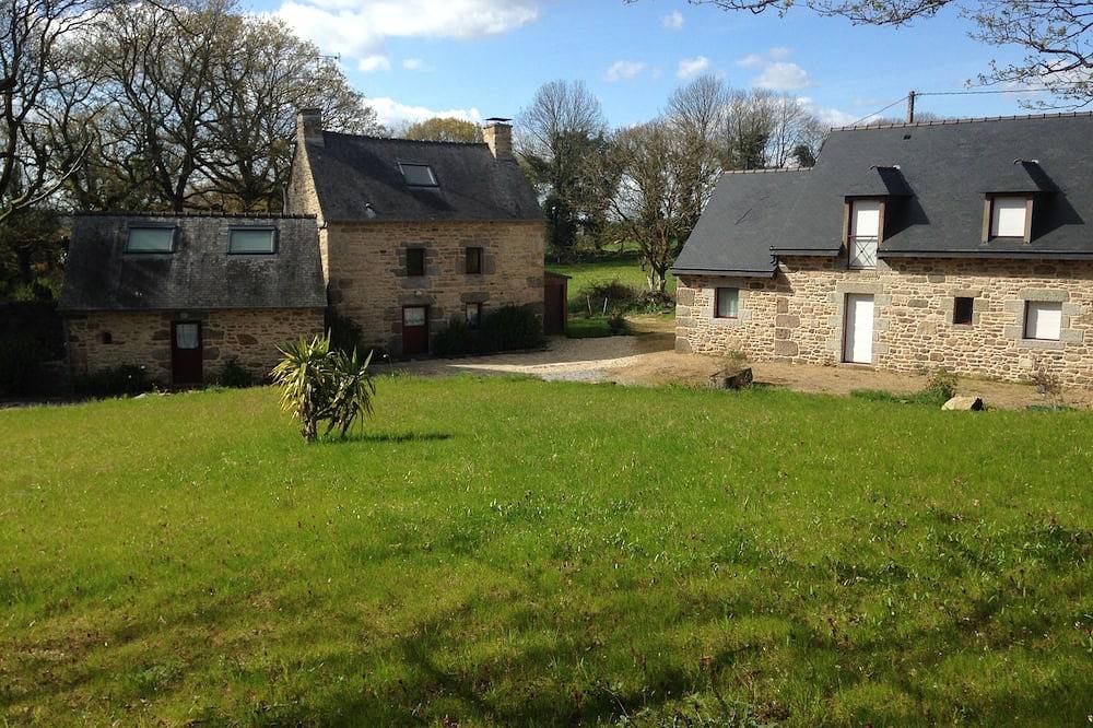 Maison typiquement bretonne in Saint-Gilles-Pligeaux, Région de Guingamp