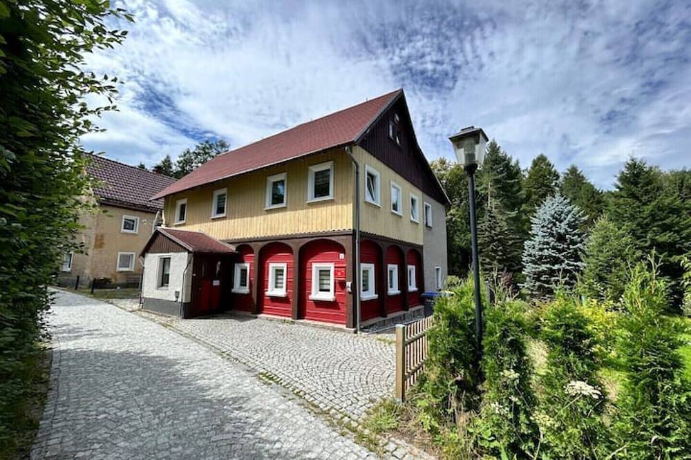 Ganze Wohnung, Waldferienhaus Dunja mit Whirlpool, Sauna u Garten in Oybin, Zittauer Gebirge