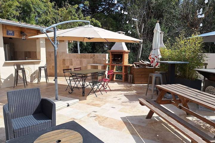 Gîte pour 2 personnes, avec jacuzzi ainsi que jardin et piscine à Avignon