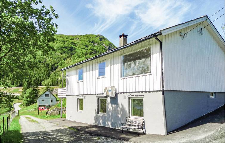 Ferienhaus für 8 Personen, mit Terrasse und Garten in Etne