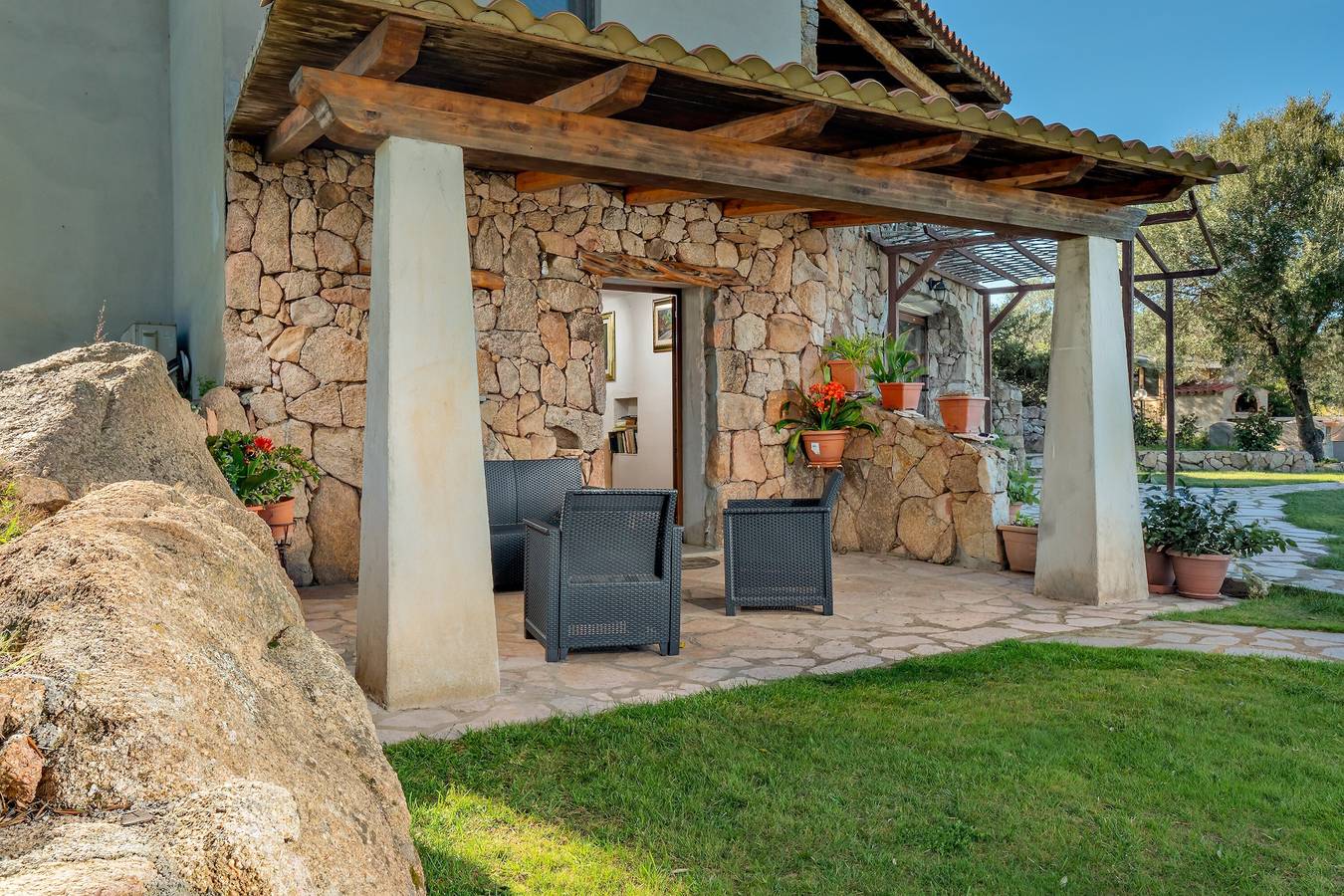 Ganze Wohnung, Ferienwohnung in einer Villa auf dem Lande mit Bergblick und Gemeinschaftspool in Gallura