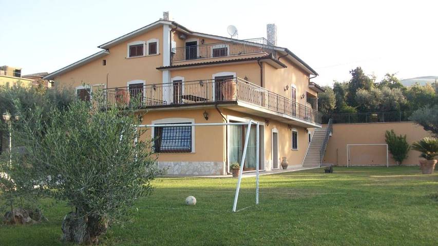 Location de vacances pour 4 personnes, avec vue ainsi que jardin et piscine, animaux acceptés à Fara in Sabina - 2