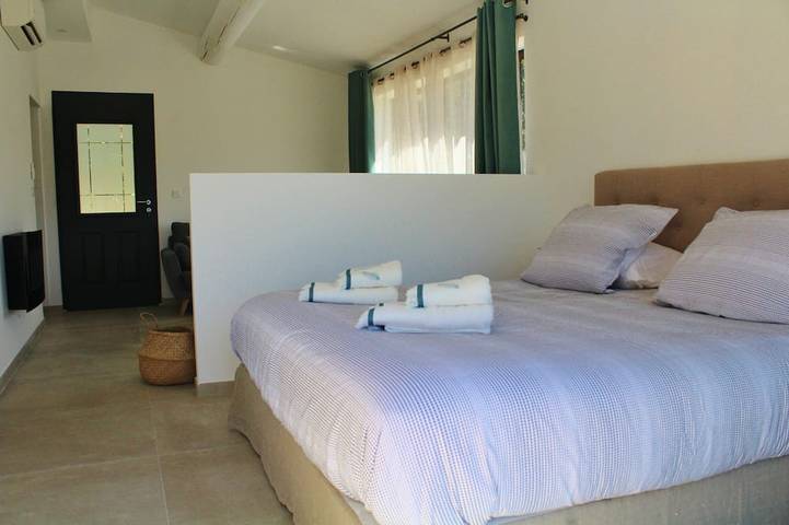 Gîte pour 2 personnes, avec piscine et jacuzzi ainsi que jardin et terrasse à Mérindol - 3