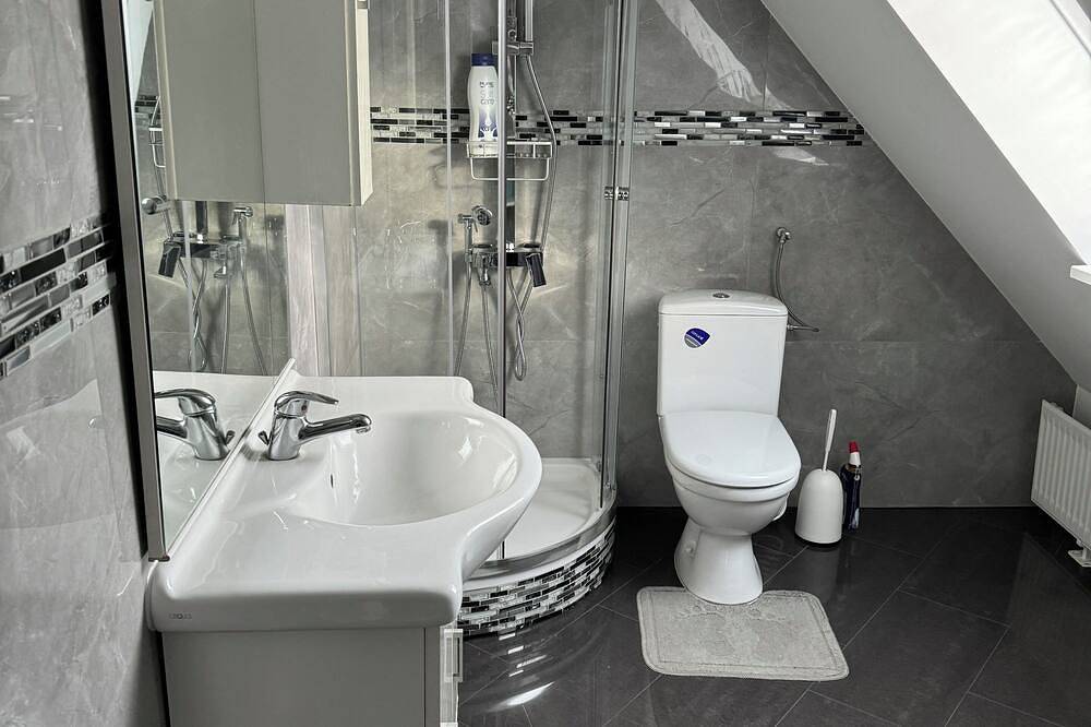 Ganzes Haus mit 5 Zimmern, Garten, 2 Terrassen, Grillhaus und Whirlpool in Neumünster, Schleswig-Holstein Binnenland