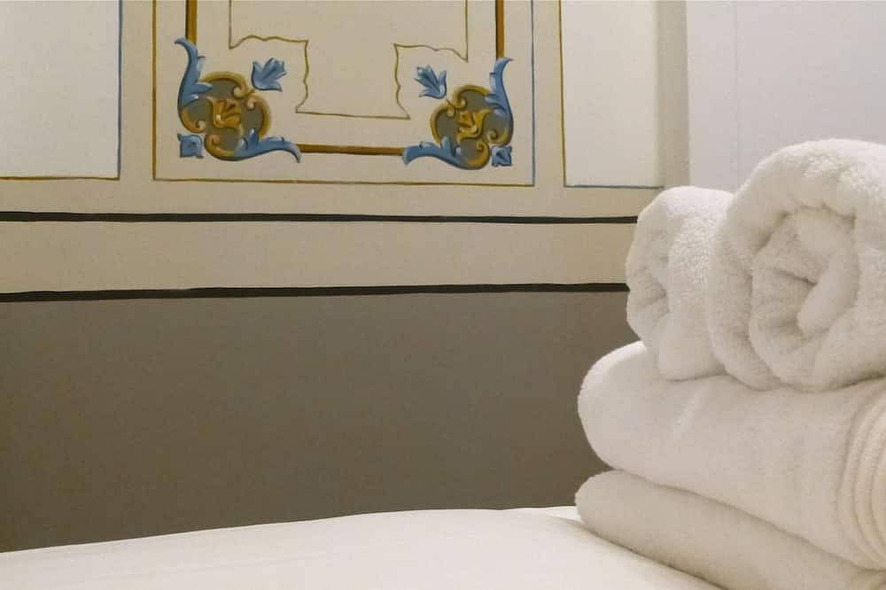 Entire apartment, Style, character, frescoes, terrace views, Galata! in Beyoğlu, Istanbul
