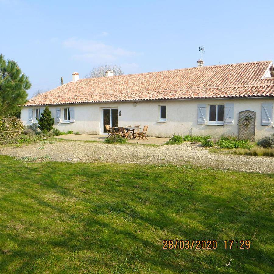 Three-Bedroom Holiday Home in Cours (Deux-Sèvres), Région de Niort