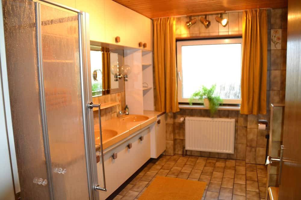 Ganze Wohnung, Charmante Ferienwohnung 120m² mit zwei Schlafzimmern und Wintergarten in Georgensgmünd, Frankenalb