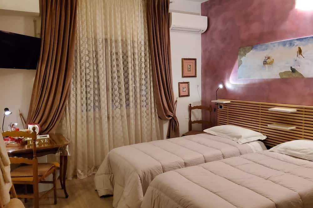 500 mt from the sea 50 meters from the railway station rooms with all comforts in Ostia, Rome