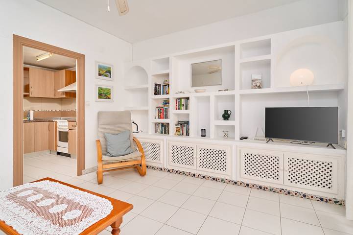 Entire apartment, Large 1-bed Apartment with Shared Pool, Garden, A/C & Wi-Fi in Playa de la Torrecilla, Nerja