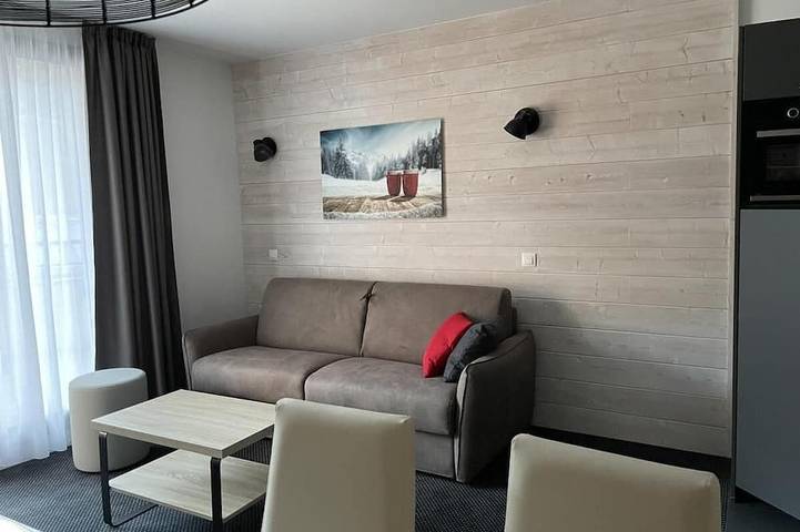 Entire apartment, 150m from ski slopes, 5th floor, view ski slopes, swimming pool, terrace, tv, ski locker, 50m² in Gourette, Eaux-Bonnes