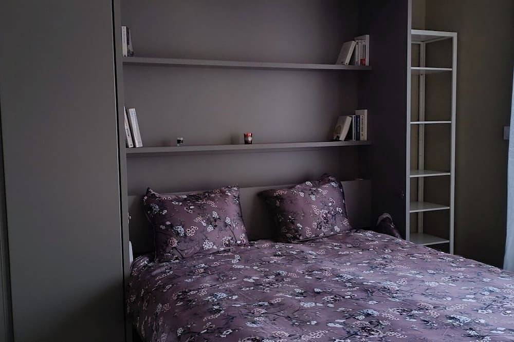 Entire apartment, Quiet Gite For Two With Relaxing Pool Not Overlooked + Pet in Graveson, Arles region