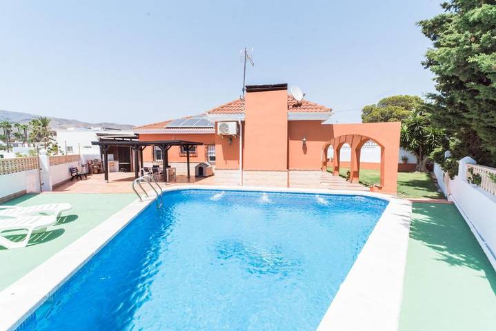 Casa para 10 personas, con jardín además de vistas y piscina en Almería
