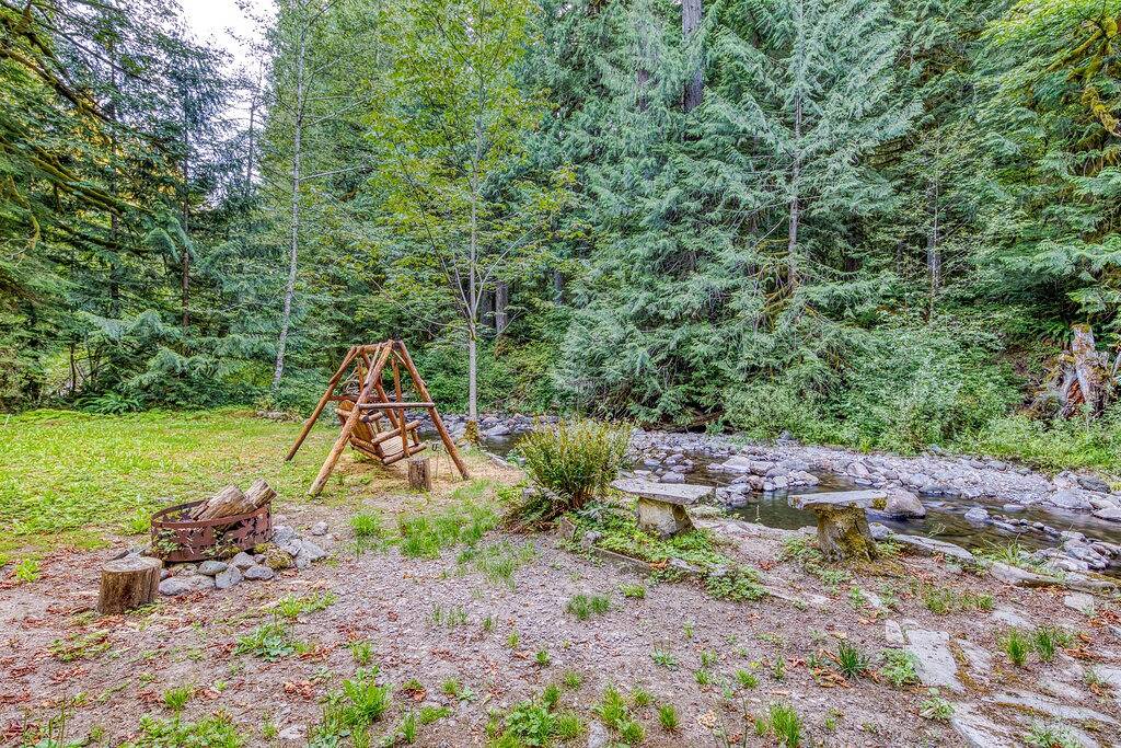 Creekside Home w / privaten Whirlpool, tolle Terrasse und tolle Aussicht auf die Wälder! in Welches, Mount Hood