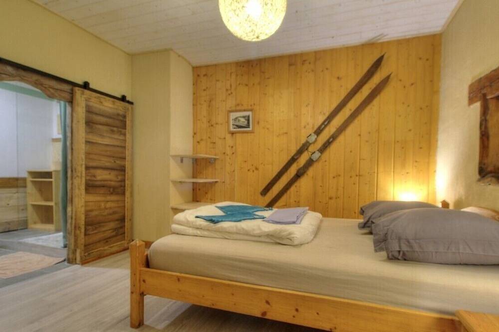 Gite-Ferme/Auberge 15 pers, en pleine nature avec piscine in Haut-Valromey, Nantua