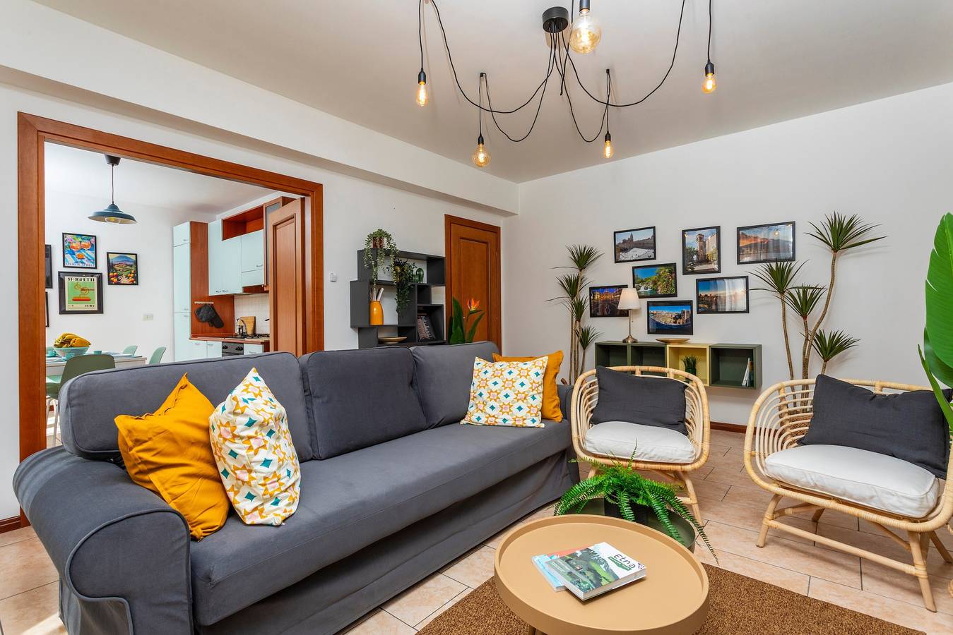 Appartamento intero, Appartamento 'Home Centrum 2' con vista mare, Wi-Fi e aria condizionata in Giarre, Catania e dintorni