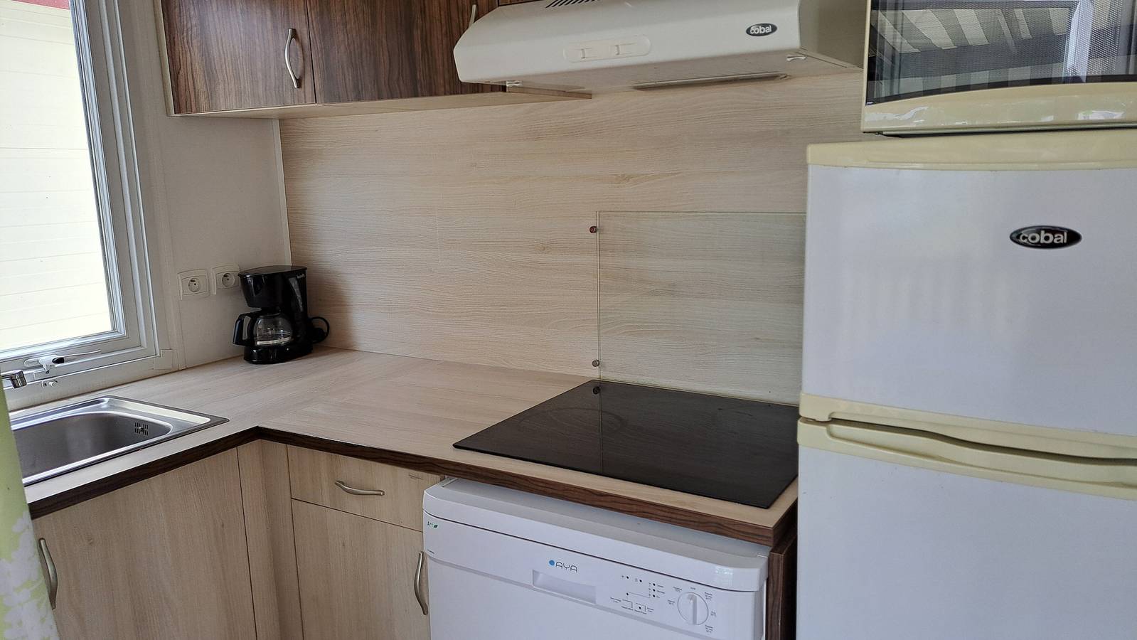 Chalet 'Bungalow T3 V - 15 Min From Nazaré' con piscina compartida, terraza y aire acondicionado in Leiria District